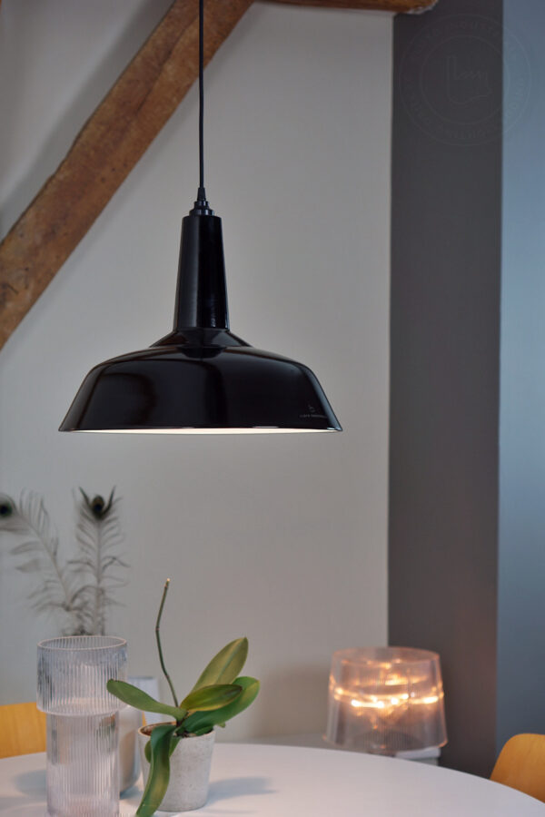 Product foto van een zwart emaille lamp van Lloyd Industrials