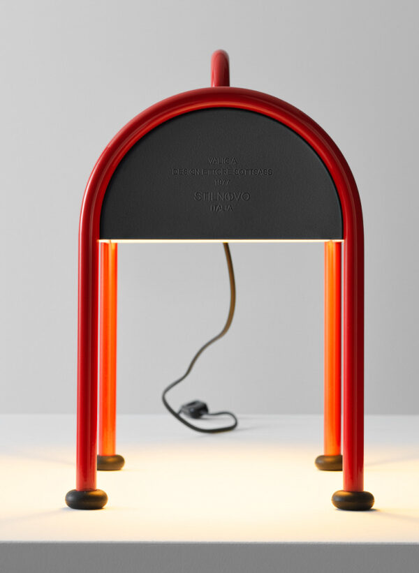 Reproductie van rood zwarte designlamp van Ettore Sottsass voor Stilnovo uit 1977