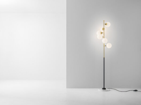 Designlamp Galassia van Stilnovo voor een muur met led-lampen aan.