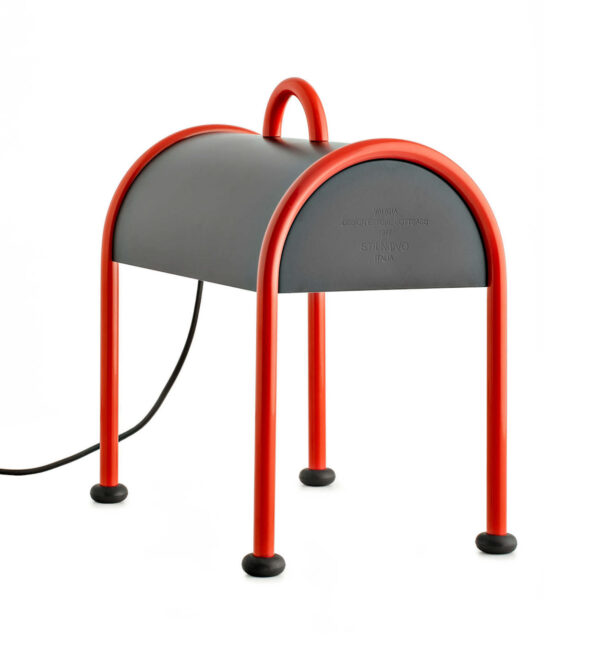 Reproductie van rood zwarte vloerlamp van Ettore Sottsass voor Stilnovo uit 1977