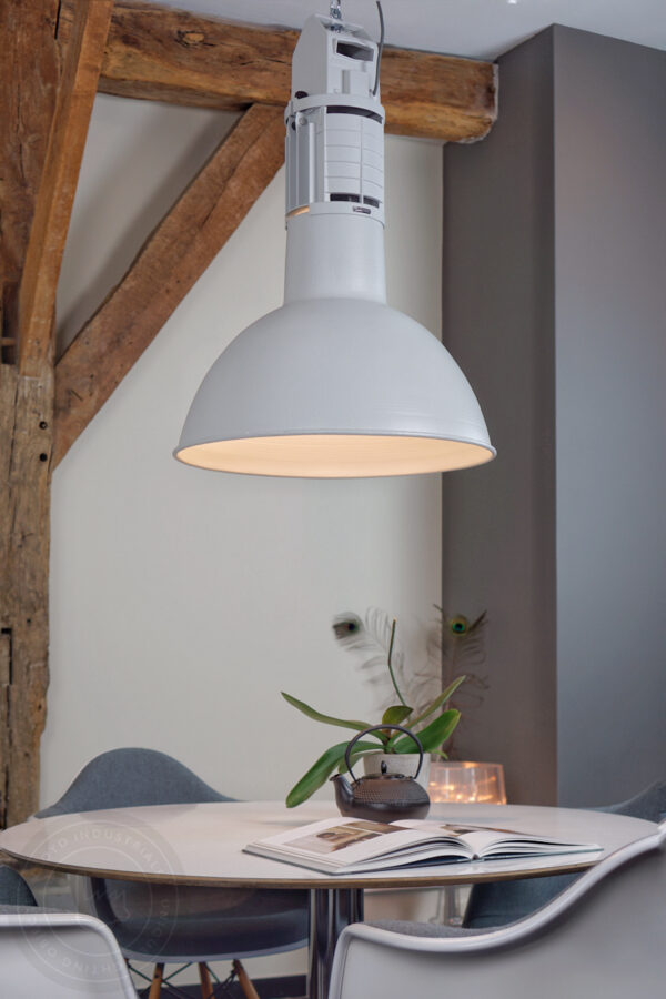 lamp grijs gecoat boven wit ronde tafel