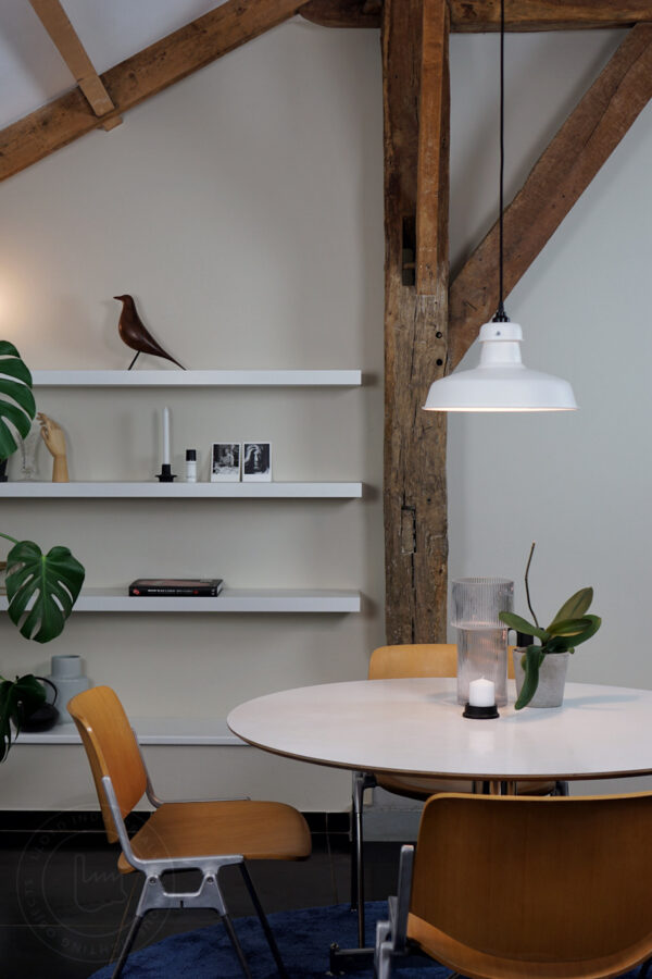 witte hanglamp boven ronde tafel in lampenwinkel Rotterdam