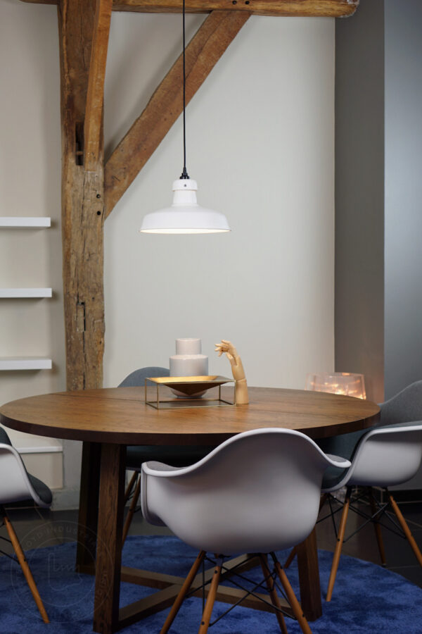 witte hanglamp boven ronde bruine tafel in lampenwinkel Rotterdam