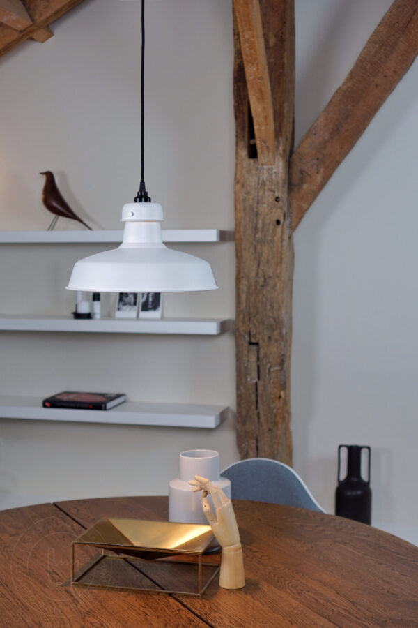 witte hanglamp boven ronde tafel in lampenwinkel Rotterdam