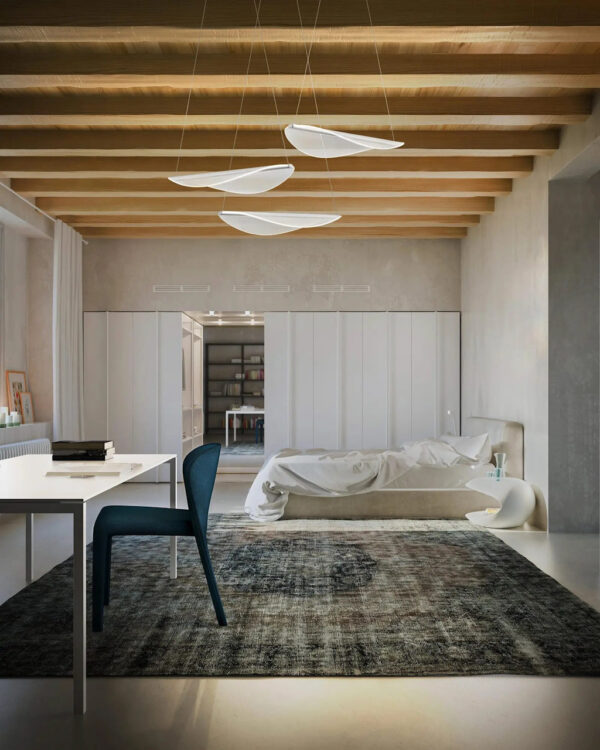 Hanglamp Diphy 3 sources van Stilnovo midden in een kamer met houten plafond