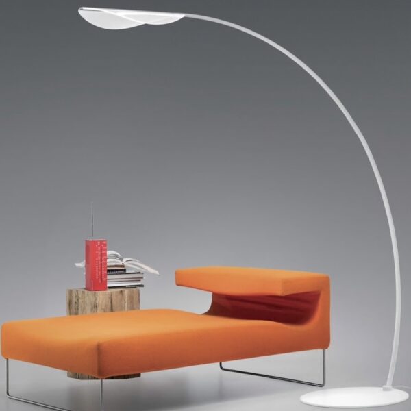 Stilnovo vloerlamp diphy lampenkap model 8165, 3000K wit licht naast een oranje sofa