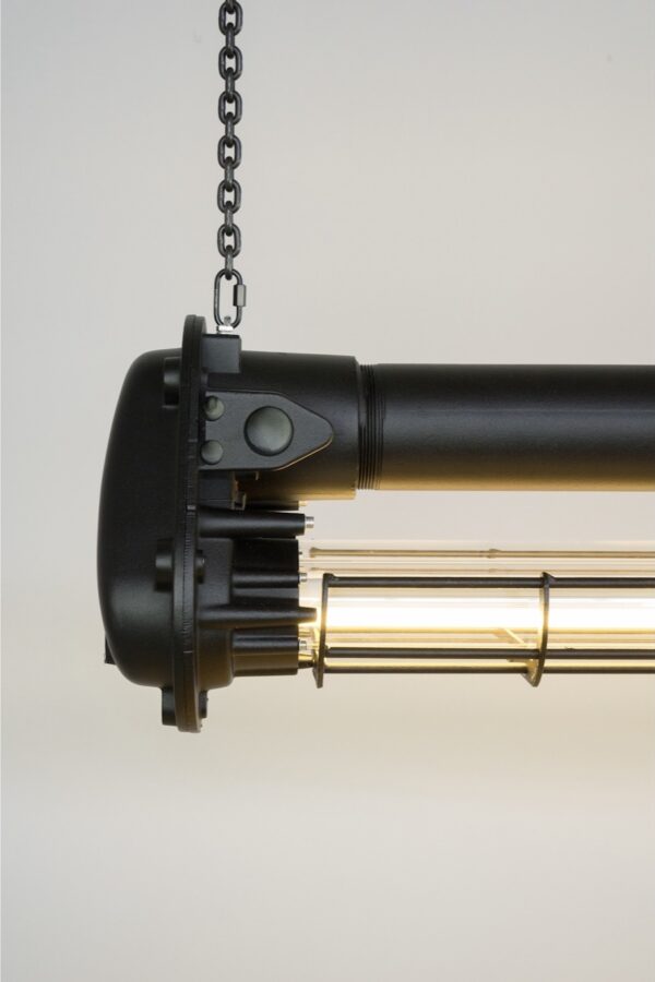 industrial light Schreder tube in Black Label uitvoering. Linker zijkant met zwarte ketting