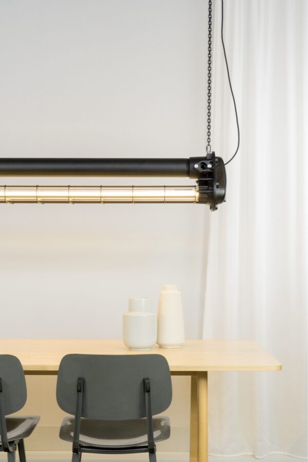 industrial light Schreder tube in Black Label uitvoering. rechter kant boven tafel