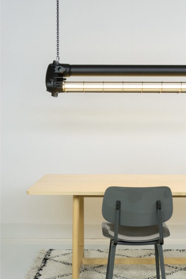 industrial light Schreder tube in Black Label uitvoering boven HAY tafel.