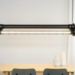 complete lamp industrial light Schreder tube in Black Label uitvoering boven houten HAY tafel.