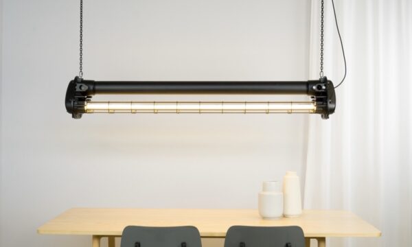 complete lamp industrial light Schreder tube in Black Label uitvoering boven houten HAY tafel.