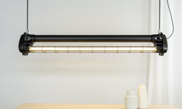 sfeerfoto van 2500K dimbare legbuizen van de complete lamp industrial light Schreder tube in Black Label uitvoering boven een eettafel