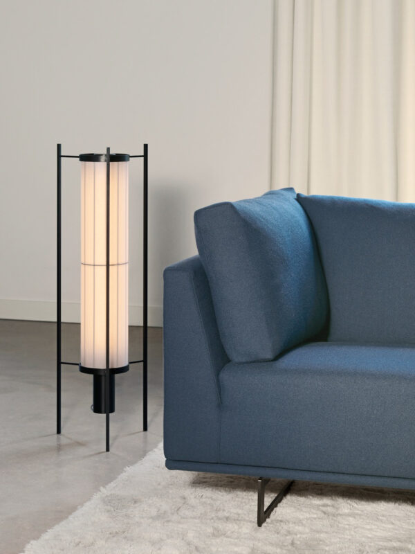 vloerlamp K-46 low van Atelier Artiforte naast een blauwe bank