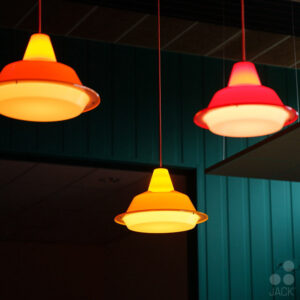 Dire Dutch Design hanglampen MT380 Diffuser van Jack Brandsma in de kleuren oranje, geel en rood.