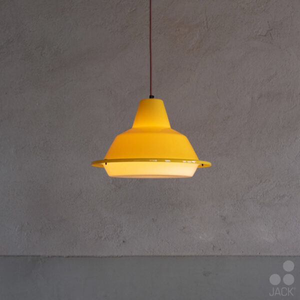 Gele Dutch design hanglamp MT380 van Jack Brandsma met lamp te koop bij Studio Lloyd Industrials in Rotterdam.