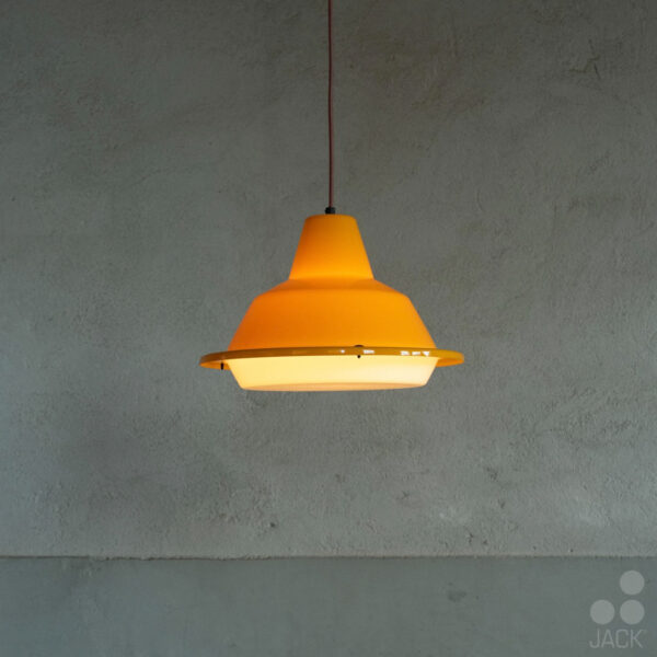 Oker Dutch design hanglamp MT380 van Jack Brandsma met lichtbron aan te koop bij Studio Lloyd Industrials in Rotterdam.