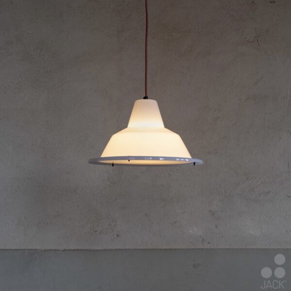 Dutch Design MT380 witte hanglamp van Jack Brandsma verlicht