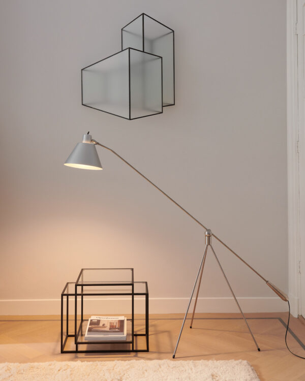 Floorlamp Magneto Steel Grey, vloerlamp grijze uitvoering van Atelier Artiforte ontworpen door Henk Fillekes in 1954 op een visgraat vloer.