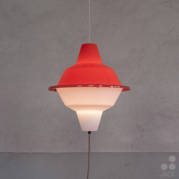 Hanglamp MT380 van Jack Brandsma, bovengedeelte rood, onder wit waarbij de lamp aan is.