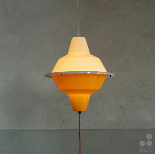 Hanglamp MT380 van Jack Brandsma, bovengedeelte wit, onder oker waarbij de lamp aan is.