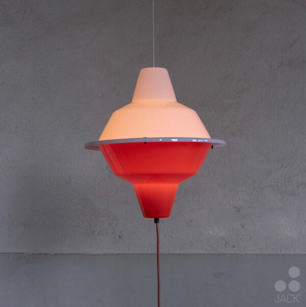 Hanglamp MT380 van Jack Brandsma, bovengedeelte wit, onder rood waarbij de lamp aan is.