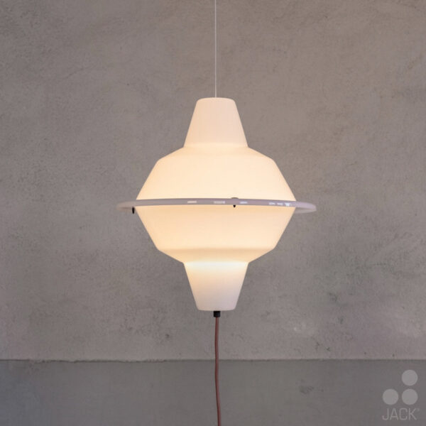 Hanglamp MT380 van Jack Brandsma, bovengedeelte wit, onder wit waarbij de lamp uit is.