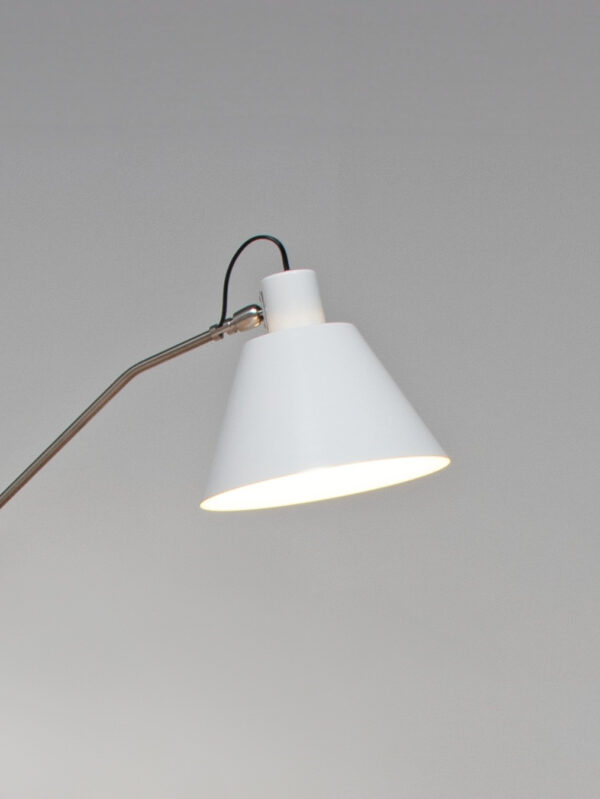 witte kap van de Pastoe witte vloerlamp ontworpen door Henk Fillekes voor atelier artiforte