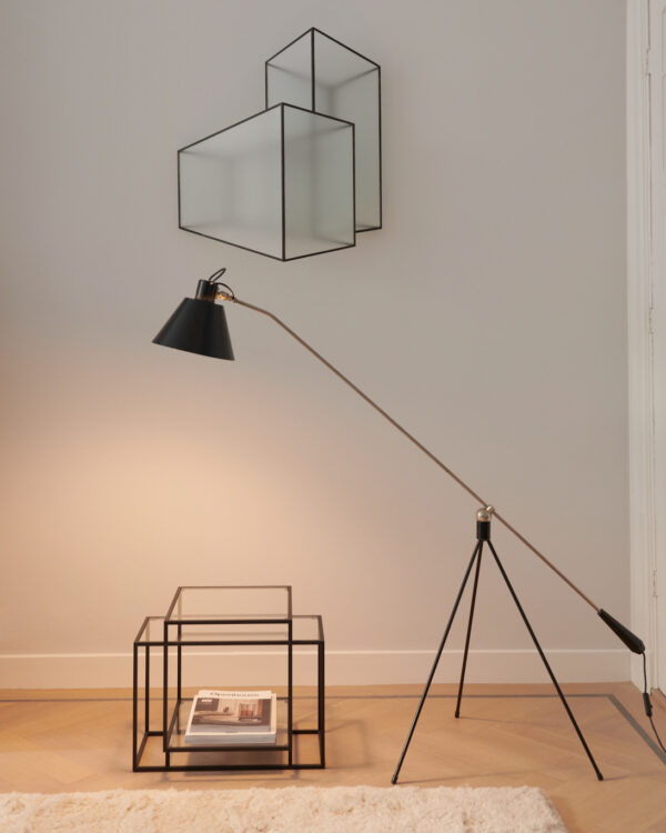 Zwarte Magneto vloerlamp (black Matt) van Atelier Artiforte op visgraat vloer