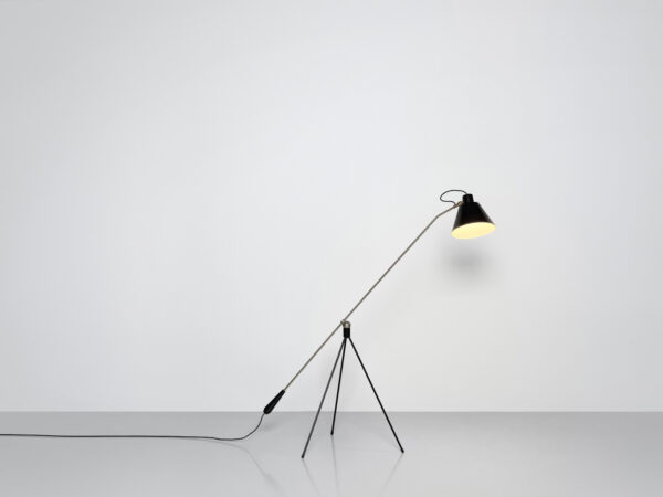 Zwarte Magneto vloerlamp (Matt Black) van Atelier Artiforte ontworpen door Henk Willekes 1954