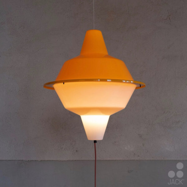 Dutch Design Hanglamp MT500 Double kleur oker/wit lamp is aan.