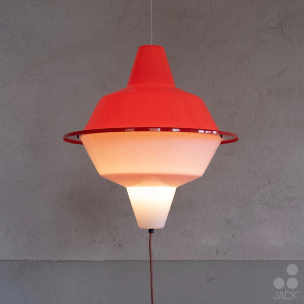 Dutch Design Hanglamp MT500 Double kleur rood/wit lamp is aan.