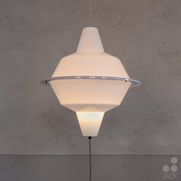 Dutch Design Hanglamp MT500 Double kleur wit lamp is aan.