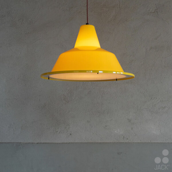 Geel opaal Dutch Design MT500 hanglamp Jack Brandsma met lamp aan in de kap