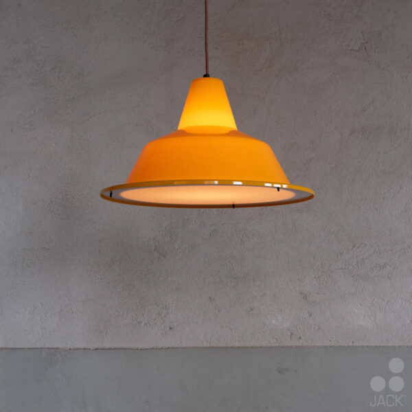 oker opaal Dutch Design MT500 hanglamp Jack Brandsma met lamp aan in de kap