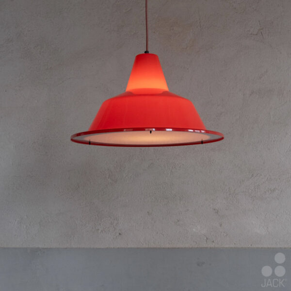 Rood opaal Dutch Design MT500 hanglamp Jack Brandsma met lamp aan in de kap