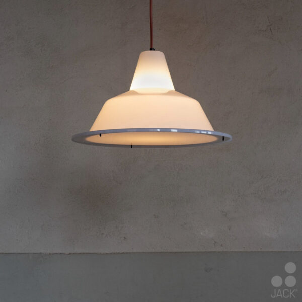 wit opaal Dutch Design MT500 hanglamp Jack Brandsma met lamp aan in de kap