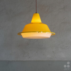 MT500 hanglamp Dutch Design kleur geel lamp is aan.