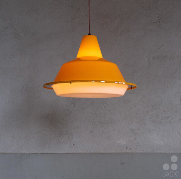 MT500 hanglamp Dutch Design kleur oker lamp is aan.