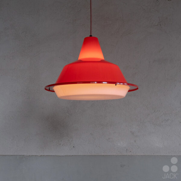 MT500 hanglamp Dutch Design kleur rood lamp is aan.