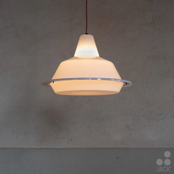 MT500 hanglamp Dutch Design kleur wit lamp is aan.