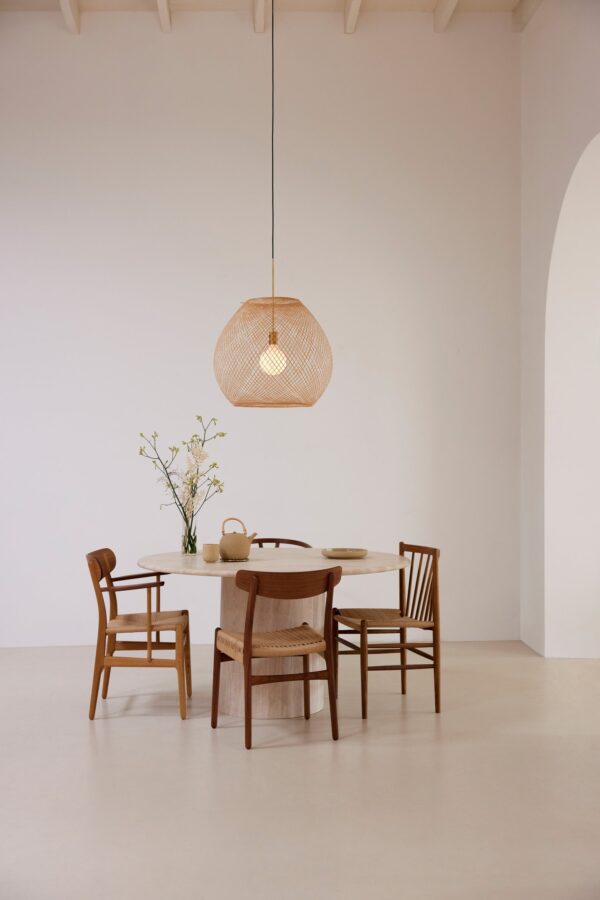 hanglamp Twilight Golden Hour Single van Atelier Robotiq boven een ronde tafel.