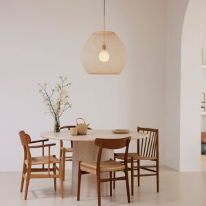 hanglamp Twilight Golden Hour Single van Atelier Robotiq boven een ronde tafel.