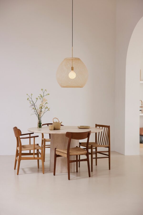 hanglamp Twilight Golden Hour Single van Atelier Robotiq boven een ronde tafel.