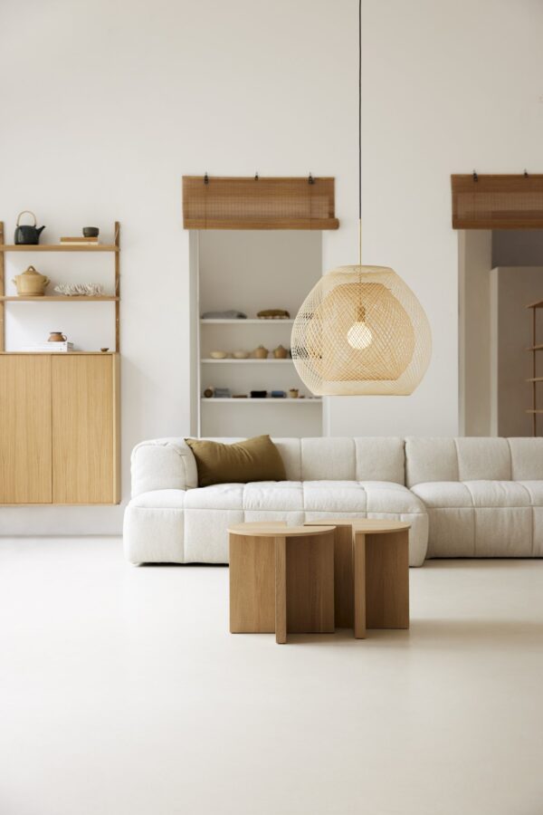 hanglamp Twilight Golden Hour set van Atelier Robotiq met op de achtergrond een witte bank