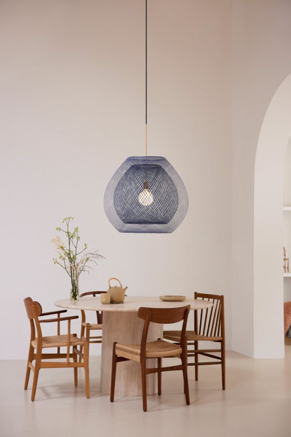 Atelier Robotiq hanglamp Twilight Indigo Nights set blauw boven ronde tafel