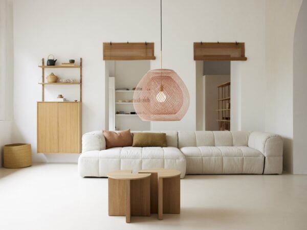 Twilight Pink Moon Set hanglamp van Atelier Robotiq boven een houten salontafel