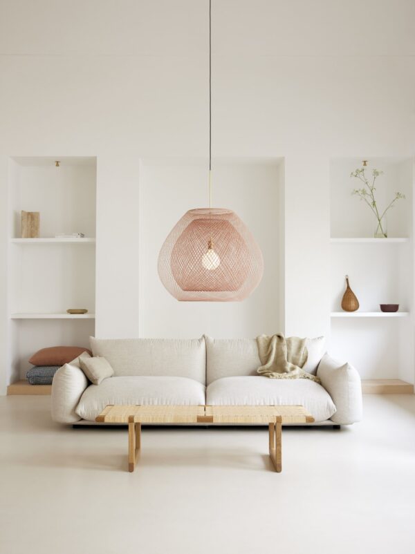 Twilight Pink Moon Set hanglamp van Atelier Robotiq boven een witte bank