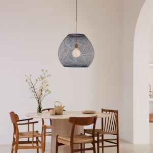 Pendant indigo Nights Single van Atelier Robotiq boven een ronde tafel