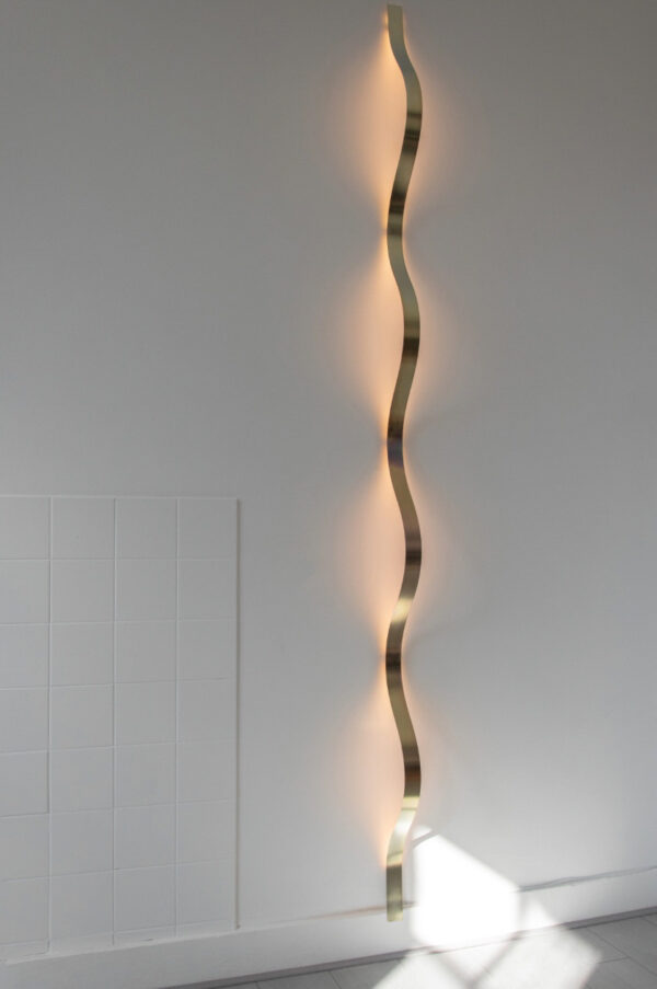 ARRAY wandlamp Sine Light gegalvaniseerd by David Derksen