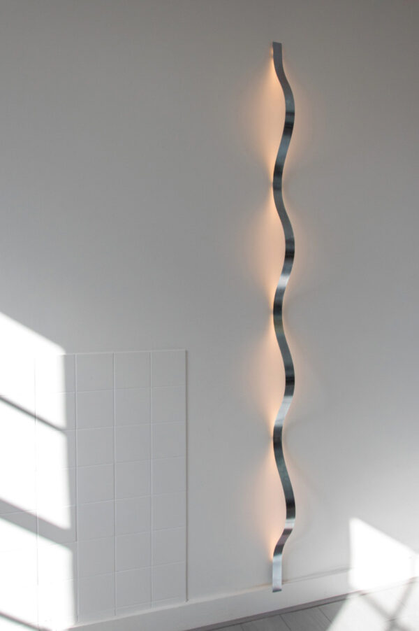 ARRAY wandlamp Sine Light gegalvaniseerd by David Derksen